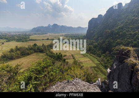 Belle vue sur les champs et les montagnes de calcaire karstique d'en haut près de la province de Vientiane, Vang Vieng, Laos, lors d'une journée ensoleillée. Banque D'Images