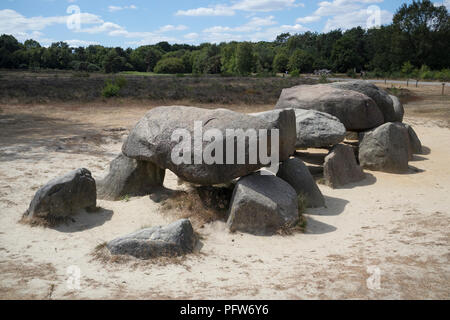 Havelte, Drenthe, Pays-Bas - 14 juillet 2018 : Old Stone tombe comme un gros dolmen dans Drenthe, Pays-Bas, appelé en néerlandais un Hunebed Banque D'Images