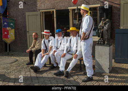 Alkmaar, Pays-Bas - 20 juillet 2018 : Groupe de transporteurs de fromage en face de la Waag building en attendant le début de son marché aux fromages Banque D'Images