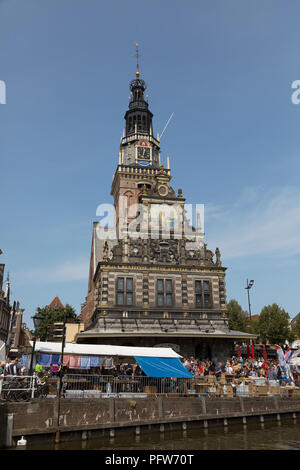 Alkmaar, Pays-Bas - 20 juillet 2018 : Façade avec la tour de l'édifice historique Waag, clou, un monument national historique Banque D'Images