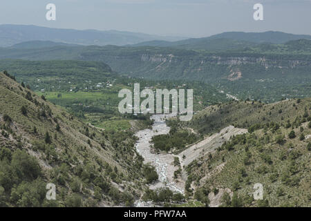 Regardant vers le bas sur le village de noyer Arslanbob, Kirghizistan Banque D'Images