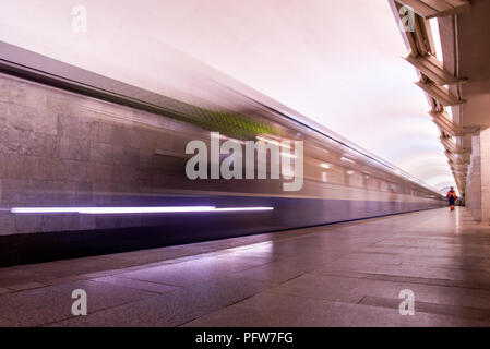 Métro Métro train arrivant à une station. Effet de flou de mouvement Banque D'Images