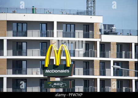 McDonald's restaurant immobilier résidentiel et à Gdansk, Pologne. 12 août 2018 © Wojciech Strozyk / Alamy Stock Photo Banque D'Images