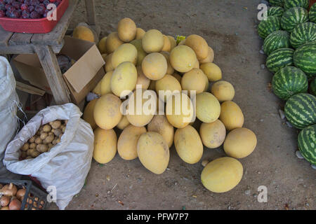 Les Melons à vendre au bord de la route, Osh, Kirghizistan Banque D'Images