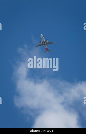 Un Boeing 737 MAX 8 avion de ligne (SP-LVD) avec la compagnie aérienne polonaise LOT, les mouches au plafond de ciel bleu sur sa trajectoire dans l'aéroport Heathrow de Londres, le 8 août 2018, à Londres, en Angleterre. Banque D'Images