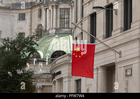 Le drapeau national chinois rouge se bloque à l'extérieur de la Banque de Chine à Lothbury Street EC2 dans la ville de Londres - le quartier financier de la capitale, le 21 août 2018, à Londres, en Angleterre. Au moment où la propriété économique et d'investissement entre la Grande-Bretagne et la Chine ont été confirmés, le parti communiste chinois de la présence de l'état dans la capitale britannique est de plus en plus évident. Banque D'Images