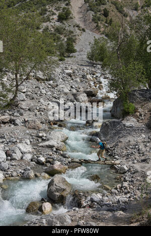 Alors que le passage de la rivière trekking du village de noyer Arslanbob, Kirghizistan Banque D'Images