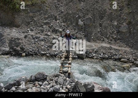 Alors que le passage de la rivière trekking du village de noyer Arslanbob, Kirghizistan Banque D'Images