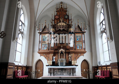 L'autel en bois à l'intérieur de l'Église catholique romaine de saint Stanislas dans la ville de Chortkiv à Ternopil oblast (province) dans l'ouest de l'Ukraine. Banque D'Images