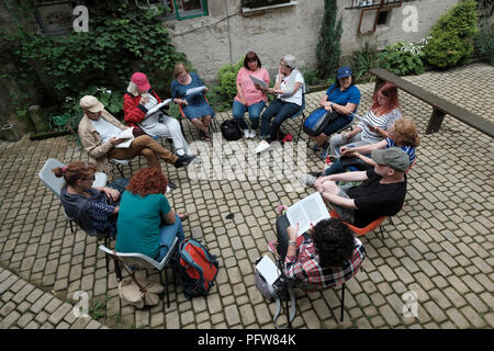 Les participants de l'agence ROOTKA qui se spécialise dans les tournées du patrimoine juif en Europe de l'est ont lu des extraits de l'écriture d'Agnon dans la cour intérieure de la maison dans laquelle Shmuel Yosef Agnon est né un écrivain juif lauréat du prix Nobel qui était l'une des figures centrales de la fiction hébraïque moderne Dans la ville de Buchach qui était autrefois la résidence d'une grande communauté juive et a été anéantie, brutalement, par les Allemands pendant la Seconde Guerre mondiale dans l'oblast de Ternopil (province) dans l'ouest de l'Ukraine. Banque D'Images