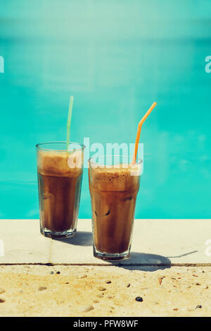 Deux verre d'iced frappe près de la piscine. Image filtre rétro Banque D'Images