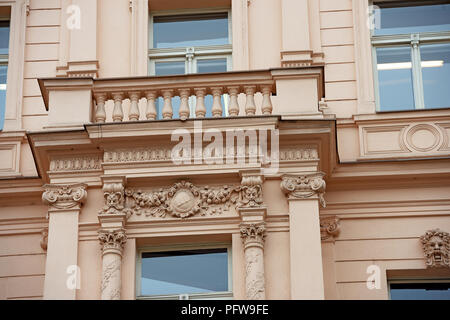 Close-up partie avec balcon façade historique du bâtiment administratif sur Havlickova 11 rue, dans la nouvelle ville de Prague, République tchèque. Banque D'Images