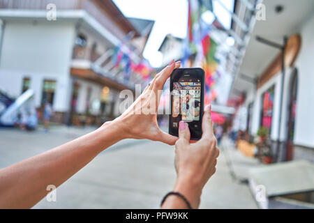 Prendre une fille selfies Banque D'Images