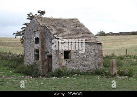 Grange en pierre calcaire traditionnel dans le Derbyshire Peak District National Park Banque D'Images