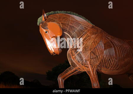 Cheval de guerre War Memorial de nuit à Mill Pond Meadow in Featherstone West Yorkshire. Banque D'Images