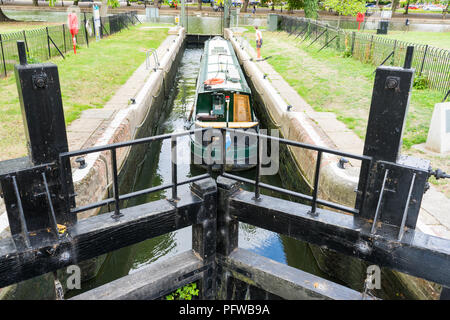 Bateau-lock sur la rivière Ouse bedford waterway Banque D'Images