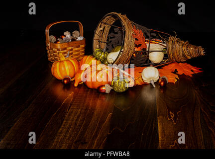 Récolte d'automne, les éléments sont vus avec cornucopia décoratif sur la table. Banque D'Images