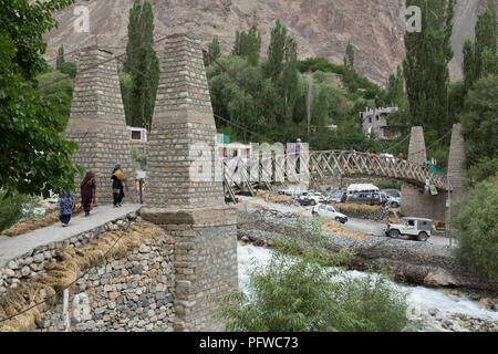 Un pont suspendu en bois avec des piles en pierres de passage à niveau d'un affluent de la rivière à Turtuk fleuves Shyok, village de la vallée de fleuves Shyok, Ladakh, le Jammu-et-Cachemire, l'Inde Banque D'Images