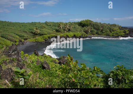 À Waianapanapa jusqu'à la plage de sable noir de l'île de Maui, Hawaii entourés d'une végétation luxuriante. Banque D'Images