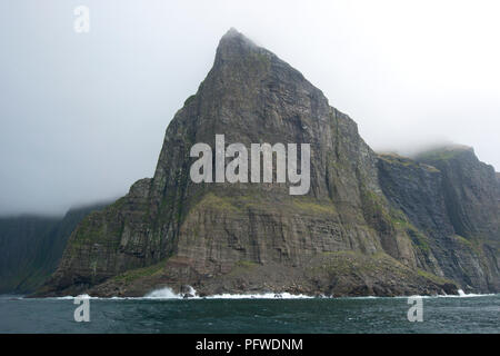 Le Danemark, îles Féroé, de l'Atlantique Nord. Île de Streymoy, les falaises accidentées de Vestmanna. Banque D'Images