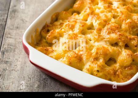 Macaroni au fromage américain typique sur table en bois Banque D'Images