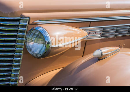 PLYMOUTH, MI/USA - Le 29 juillet 2018 : une Buick Century 1938 de phares et de clignotants élégant à l'affiche au Concours d'elégance d'Amérique car show. Banque D'Images