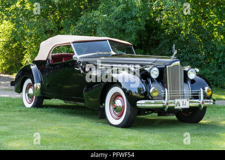 PLYMOUTH, MI/USA - Le 29 juillet 2018 : une voiture Packard 1938 sur l'affichage au Concours d'élégance d'Amérique car show au The Inn at St John's. Banque D'Images