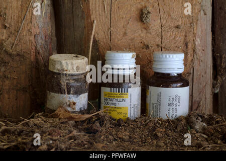 Poussiéreux sale vieilles bouteilles de médicaments retafyllin à gauche sur une étagère dans un hangar dans le jardin d'une maison à zala county hongrie Banque D'Images