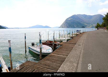 Bateaux amarrés à Peschiera Maraglio avec le lac d'Iseo sur l'arrière-plan, Monte Isola, Italie Banque D'Images