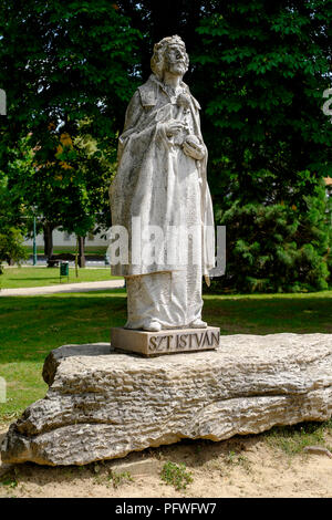 Le Szent Istvan statue de st stephen king ou debout devant le szent mihaly église Église catholique dans arkangyal lenti Hongrie Zala County Banque D'Images