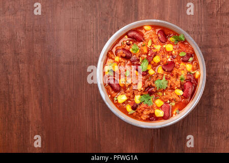 Chili con carne, plat traditionnel Mexicain, photo prise à la verticale avec copyspace Banque D'Images