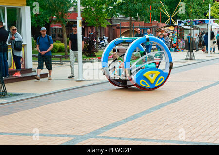 Véhicule insolite, deux roues et banc, 24 juin 2018, rue Basanavicius, Palanga, Lituanie Banque D'Images