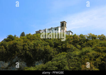 Belle vue sur le Sanctuaire Madonna della Ceriola sur le dessus de l'île de Monte Isola, Lombardie, Italie Banque D'Images