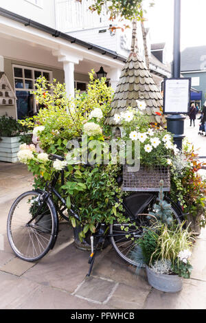 Une journée de shopping humide à Bicester Village, Oxfordshire, Royaume-Uni Banque D'Images