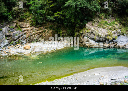 Sentier de randonnée de Shakadang vue sur la rivière avec une eau cristalline et rocher de marbre dans les gorges de Taroko national park à Hualien Taiwan Banque D'Images