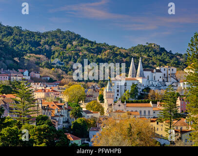 Le Portugal, la Côte de Lisbonne, Sintra, vue générale avec le Palais Royal et l'hôtel de ville Banque D'Images