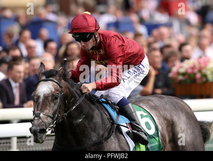 Lion rugissant monté par Oisin Murphy remporte le Juddmonte Juddmonte International Stakes au cours de la Journée internationale de la Yorkshire Ebor Festival à l''hippodrome de York. Banque D'Images