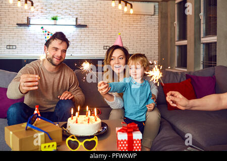 Gâteau d'anniversaire avec parents féliciter leur enfant. Banque D'Images