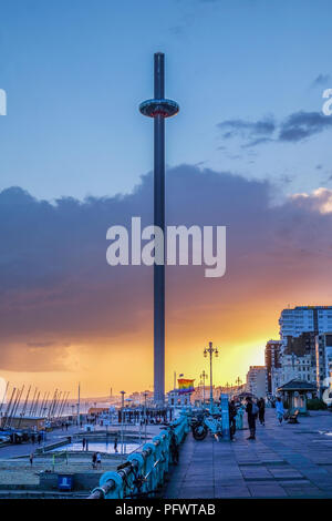 Brighton, promenade au coucher du soleil avec le déménagement tour d'observation au centre de la promenade est très occupé, un drapeau de la fierté s'envole en arrière-plan le ciel je Banque D'Images