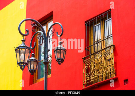 Petit balcon rouge d'un bâtiment vintage avec murs en briques (Pesaro,  Italie, Europe Photo Stock - Alamy