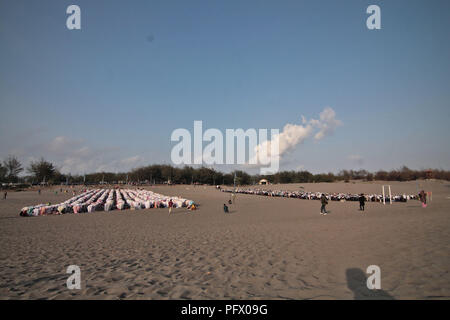 Bantul, Indonésie. Août 22, 2018. Musulmans indonésiens effectuer l'Eid al-Adha prière à Pasir Gumuk (dune de sable), Parangkusumo Beach dans la région de Bantul, Yogyakarta spécial. Les musulmans du monde entier célèbrent l'Aïd al-Adha ou Fête du Sacrifice en abattant les chèvres ou les vaches dont la viande sera ensuite distribué aux gens. Credit : Rizqullah Hamiid Saputra/Pacific Press/Alamy Live News Banque D'Images