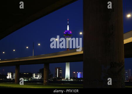 Rhinetower à Düsseldorf dans la nuit Banque D'Images