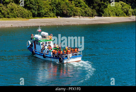 PUERTO MONTT, CHILI - 12 janvier 2018 : Avis d'un bateau de touristes. L'espace de copie pour le texte Banque D'Images