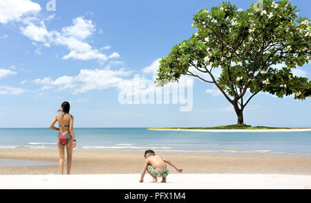 Mère et fils jouer sur la plage de sable blanc et belle fr Banque D'Images