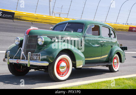 CONCORD, NC - 5 Avril, 2018 : vue latérale d'une Pontiac 1937 sur l'affichage à l'Pennzoil AutoFair Classic Car Show à Charlotte Motor Speedway. Banque D'Images