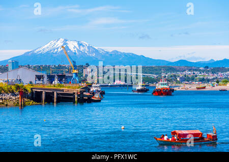 PUERTO MONTT, CHILI - 12 janvier 2018 : vue sur le volcan Osorno. L'espace de copie pour le texte Banque D'Images