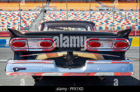 CONCORD, NC - 5 Avril, 2018 : 1958 Ford Fairlane Skyliner automobile sur l'affichage à l'Pennzoil AutoFair Classic Car Show à Charlotte M Banque D'Images