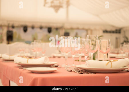 Réception de Mariage dîner banquet de couverts de table situé dans l'hôtel de luxe. Banque D'Images