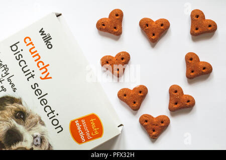 Fort de Wilko biscuit croquant avec les biscuits pour chiens sélection matières déversées renversé en forme de coeur Banque D'Images