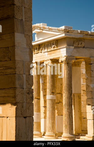 Le Temple d'Athéna Nike à l'Acropole à Athènes, Grèce avec frise bas-relief de la déesse de la victoire. Banque D'Images